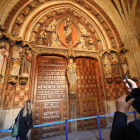 El responsable de Patrimonio de la diócesis, Máximo Gómez Rascón, ante la recién restaurada portada de la Virgen del Dado de la Catedral. RAMIRO