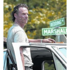 El actor Andrew Lincoln, protagonista de 'The walking dead', y uno de los espectaculares zombis de la serie.