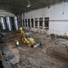 Operarios trabajando en el interior de la bodega cooperativa de Cacabelos.