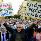 Manifestación opositora, el viernes ante el Parlamento, en Budapest.