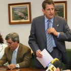 El alcalde (de pie) rompió la relación con su socio de gobierno (sentado) con un decreto de cese.