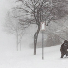 Una persona navega por la nieve profunda durante una tormenta invernal que afecta a gran parte de Estados Unidos, en Buffalo, Nueva York.  JALEN WRIGHT