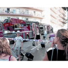 Clientes desalojados del hotel Sun Village de Lloret a causa del incendio.