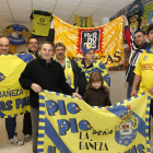 Hermógenes Celada, en el centro con una bufanda de Las Palmas, posa en la sede de la peña con varios aficionados de los 190 que conforman la masa social ‘amarilla’.