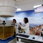 El equipo de radiofísica del Hospital hace pruebas de verificación en el nuevo acelerador instalado en Radioterapia.