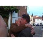 Un ex concejal del PP que se mantuvo fiel a Barazón se funde con él en un abrazo esta tarde en Lorenzana