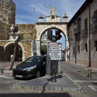 El casco histórico cuenta con once bolardos de entrada, como los ubicados en Puerta Castillo. SARA CAMPOS