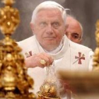 Benedicto XVI celebrando una misa en la Basílica de San Pedro