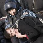 Un policía detiene a un manifestante, en Moscú.