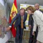 La ministra Elena Espinosa observa en un mapa las cuencas de los ríos Miño, Sil y Limia