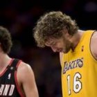 Pau Gasol de los Lakers, espera junto a Rudy Fernández de los Blazers