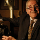 Antonio Díez Carracedo con su cámara de placas, una Anaca alemana, en 2014. JESÚS F. SALVADORES