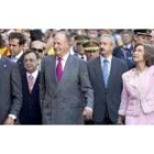 «Se nota, se siente, el Rey está presente», corearon miles de ceutíes al paso de Sus Majestades