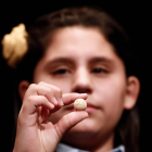 La niña Nerea Pareja Martínez muestra la bola con el número 07568, segundo quinto premio en salir en el sorteo Sorteo Extraordinario de Navidad.