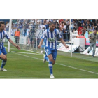 Yuri, a la derecha, celebra el único gol del partido tars batir al portero Sergio Aragoneses