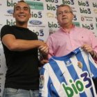 Iván Pérez posa con su nueva camiseta junto al consejero Alfonso Rodríguez Hevia.