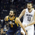 Rubio y Gasol, en pleno duelo.