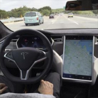 Un coche de Tesla con el piloto automático de conducción autónoma activado.