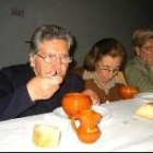 Un centenar de vecinos participó en la comida benéfica olrganizada en Santa Marina de Torre