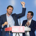 Óscar Puente y Luis Tudanca, tras conocerse los resultados.
