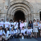Carralero, Valcarce, Ruiz y Palacio, en el centro, con los alumnos, ayer ante el monasterio. L. DE LA MATA