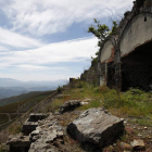 Ruinas de la instalaciones de posguerra de la mina de wólfram de la Peña del Seo.