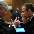 Pistorius conversa con su abogado, Barry Roux.