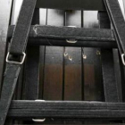 Panel con cuatro hoyos de bala colocado detrás de la silla de ejecución.