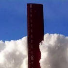 Una regla marca la altura de la nevada caída en Villamor de Riello