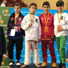 Pablo Castrelo, de rojo, se hizo con la medalla de bronce en kumite en la categoría alevín. DL