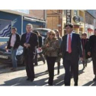 La presidenta de la Diputación ayer con el alcalde de Vega de Espinareda en la obra de ensanche del