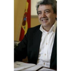 Miguel Martínez en su despacho del consistorio durante la entrevista
