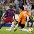Eto'o observa la evolución del balón al intentar superar al portero bético Doblas