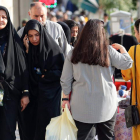 Imagen de varias mujeres en Teherán, con y sin el yihab. ABEDIN TAHERKENAREH