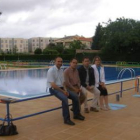 El alcalde y los concejales, en la reapertura de las piscinas tras la remodelación.
