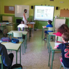 Un grupo de alumnos, ayer, en las clases de refuerzo en el colegio de La Palomera. DL