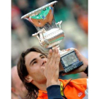 Rafa Nadal contempla feliz el trofeo de ganador en el Open de Roma