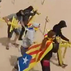 Tensión en playas catalanas por unas cruces amarillas