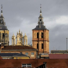 Las torres de la Catedral de Astorga despuntan sobre los tejados de los edificios de la ciudad.