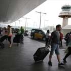 El Prat - Pasajeros del aeropuerto barcelonés, en julio pasado. /
