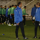 Paulino Martínez, a la izquierda de la imagen, dirigió la primera sesión de entrenamiento tras oficializarse su contratación por el Atlético Astorga.