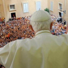 Benedicto XVI saluda a los fieles en Castelgandolfo tras su renuncia.