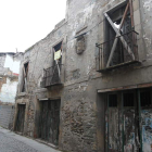 Imagen tomada en la calle del Agua en Villafranca del Bierzo, en la que puede verse el estado de deterioro de muchos inmuebles.