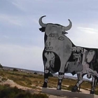 El toro de Osborne situado en Santa Pola (Alicante) que ha sido pintado como el 'Guernica' de Picasso.