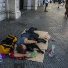 Un sintecho duerme en plena calle.