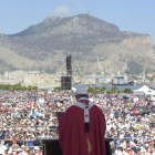 El papa se dirige al público ayer en Palermo. VATICAN MEDIA HANDOUT