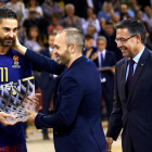 Navarro recibe una placa de manos de Iniesta y el presidente Bartomeu durante el homenaje por sus 20 años como azulgrana a finales del 2017 /