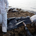Miembros de la Media Luna Roja Libia recuperan cadáveres de inmigrantes en Tajourai. STRINGER