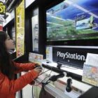 Una joven prueba la videoconsola de Playstation en un gran almacén.