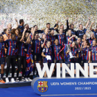 La plantilla del FC Barcelona femenino celebra el título de campeón de la Champions. ALBERTO ESTÉVEZ